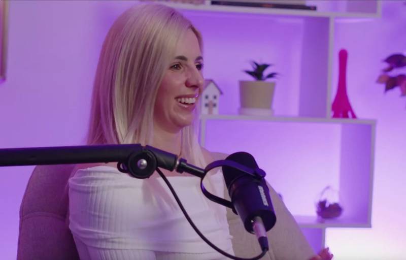 Tournage de podcast vidéo avec décor rose